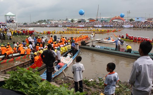 Tưng bừng đua ghe ngo Sóc Trăng 2011